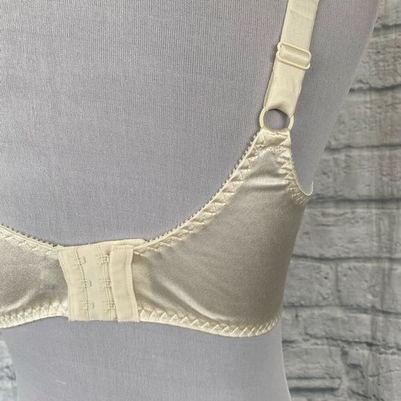 Olga women 38D lace bra w/3 hook back closure & adjustable straps cream color - Picture 5 of 8
